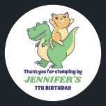 Cute T-Rex en Cat Kids Birthday Party Ronde Sticker<br><div class="desc">Kute party gunsten voor kinderen,  jongens of meisjes die van dinosaurussen houden en t-rex. Ideaal voor kinderen op verjaardagsfeestje,  feestvieren en dankjewel op het label. U kunt de tekst voor baby shower of andere gelegenheid en partij ook aanpassen.</div>