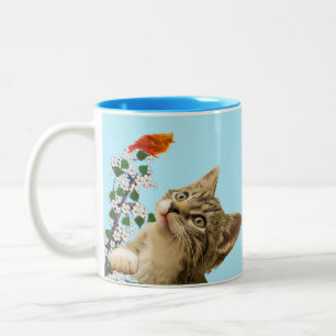 Cute Tabby Cat, Flowers & Bird on Light Blue Tweekleurige Koffiemok