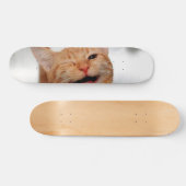 Cute tabby cat huilen met één oog persoonlijk skateboard (Horizontaal)