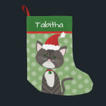 Cute Tabby Santa Cat Kleine Kerstsok<br><div class="desc">Creëer een gepersonaliseerde voorraad voor je kat of een kattenliefhebber. Dit ontwerp bestaat uit een schattig grijs tafeltje met een cartoon met kerstkleed en kerstkleuren die aan uw behoeften kunnen worden aangepast. Origineel ontwerp van Night Owl's Menagerie,  2020.</div>