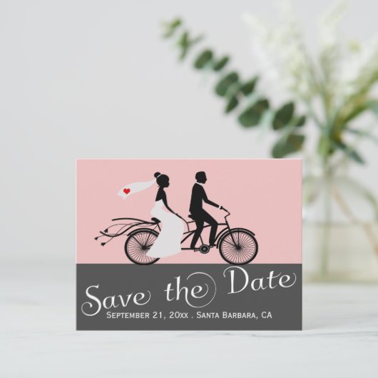 Cute Tandem Bike Bride and Groom Wedding Aankondigingskaart (Staand voorkant)