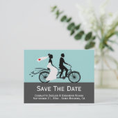 Cute Tandem Bike Bride and Groom Wedding Aankondigingskaart (Staand voorkant)