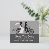 Cute Tandem Bike Bride and Groom Wedding Aankondigingskaart (Staand voorkant)