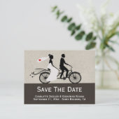 Cute Tandem Bike Bride and Groom Wedding Aankondigingskaart (Staand voorkant)