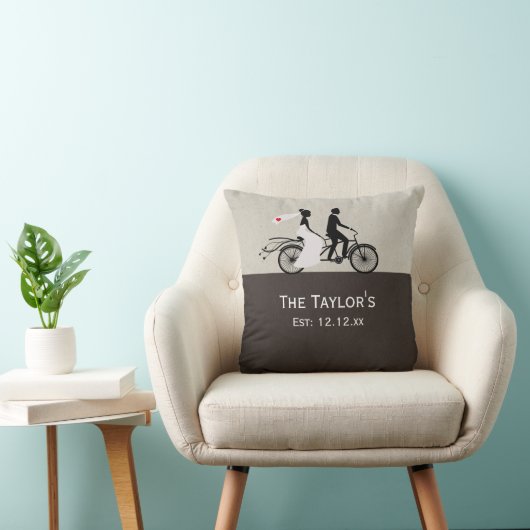 Cute Tandem Bike Bride and Groom Wedding Kussen (Stoel)