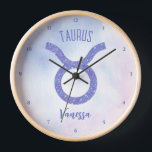 Cute Taurus Astrology Sign Speciaal Paars<br><div class="desc">Deze ,  gepersonaliseerde paarse en lavender Taurus-klok kenmerkt uw astrologisch teken van de Zodiac in een mooie glans zoals de constellaties. Pas dit schattige astrologische symbool cadeau aan met jouw naam in mooi cursief script voor iemand met een late verjaardag van April of vroege van Mei.</div>