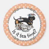 Cute Tea Party Dachshund Dog (zwart & tan) Funny Magneet (Voorkant)