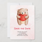 Cute Teddy Bear die een rood hart draagt sparen de Save The Date (Voorkant)