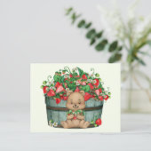 Cute Teddy Bear en Rustic Strawberry Basket Briefkaart (Staand voorkant)