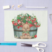 Cute Teddy Bear en Rustic Strawberry Basket Tissuepapier (Craft)