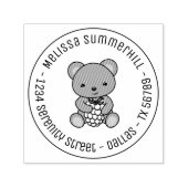 Cute Teddy Bear Holding Berry Round Address Zelfinktende Stempel (Design)