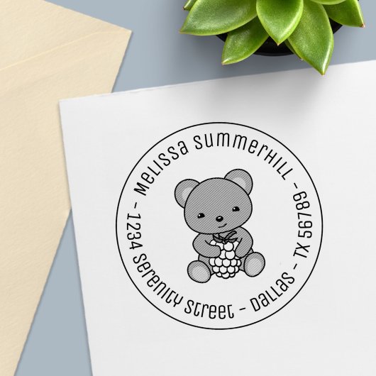 Cute Teddy Bear Holding Berry Round Address Zelfinktende Stempel