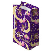 Cute Teddy Bear zit op het Mon Pattern Klein Cadeauzakje (Voorkant Gekanteld)