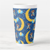Cute Teddy Bear zit op het Mon Pattern Latte Mok (Voorkant)