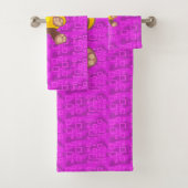 Cute teddybeer op roze geometrisch bad handdoek (Insitu)