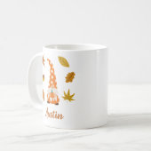 Cute Thanksgiving gnoom met pompoen gepersonalisee Koffiemok (Voorkant links)