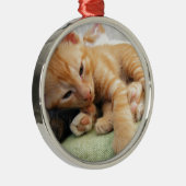 Cute Tiger Stripe Kitten Metalen Ornament (Rechts)