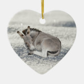 Cute Tiny Donkey Foal in sneeuw Keramisch Ornament (Voorkant)