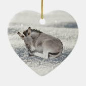 Cute Tiny Donkey Foal in sneeuw Keramisch Ornament (Achterkant)