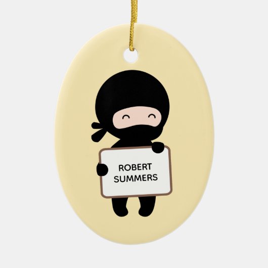 Cute Tiny Ninja Holding Sign. Aangepast naam Geel Keramisch Ornament (Voorkant)