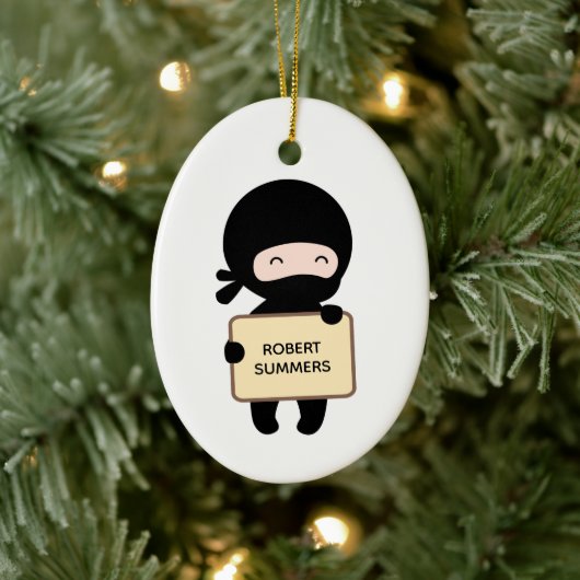 Cute Tiny Ninja Holding Sign., Aangepaste naam Keramisch Ornament (Boom)