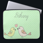 Cute Tortelduifjes op Mint Green Polka Dot Laptop Sleeve<br><div class="desc">Schattige laptophoes met liefdesvogelillustratie op een pastelgroene polka stipachtergrond. Optie om te personaliseren.</div>