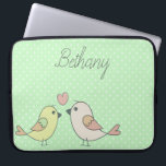 Cute Tortelduifjes op Mint Green Polka Dot Laptop Sleeve<br><div class="desc">Schattige laptophoes met liefdesvogelillustratie op een pastelgroene polka stipachtergrond. Optie om te personaliseren.</div>