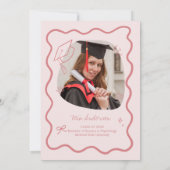 Cute Trendy Pink Wavy Border Graduation Invitation Aankondiging (Achterkant)