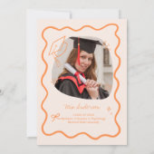Cute Trendy Pink Wavy Border Graduation Invitation Aankondiging (Achterkant)