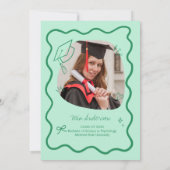 Cute Trendy Pink Wavy Border Graduation Invitation Aankondiging (Achterkant)