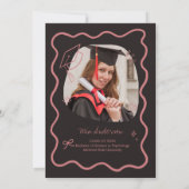Cute Trendy Pink Wavy Border Graduation Invitation Aankondiging (Achterkant)