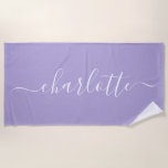 Cute Trendy Script Name Personalized Lavender Strandlaken<br><div class="desc">De naam van het Trendy Manuscript van de klap Persoonlijke Aangewezen Aandoening van de Beach in Lavender Paars</div>