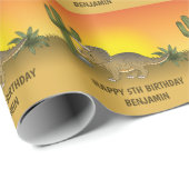 Cute Triceratops Dinosaur Sunset Desert Birthday Cadeaupapier (Rol Hoek)
