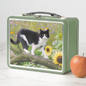 Cute tuxedo cat op een boomtak met zonnebloemen - (In situ)