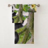 Cute tuxedo cat op een boomtak met zonnebloemen - bad handdoek (Insitu)