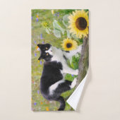 Cute tuxedo cat op een boomtak met zonnebloemen - bad handdoek (Handdoek)