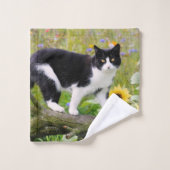 Cute tuxedo cat op een boomtak met zonnebloemen - bad handdoek (Wasdoekje)