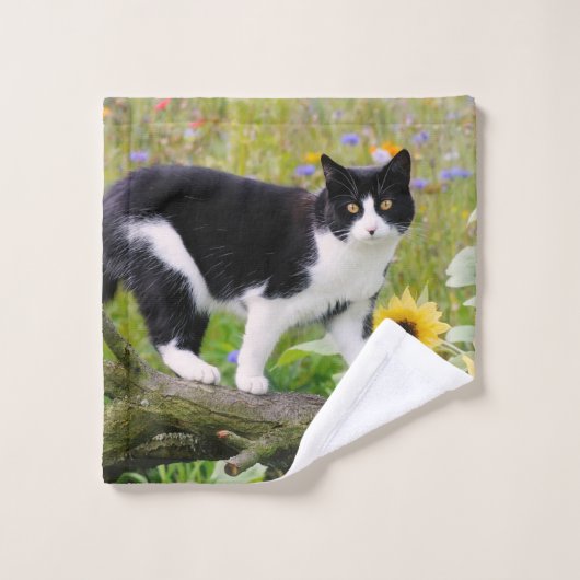 Cute tuxedo cat op een boomtak met zonnebloemen - bad handdoek (Wasdoekje)