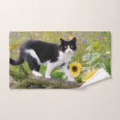 Cute tuxedo cat op een boomtak met zonnebloemen - bad handdoek (Handdoek)