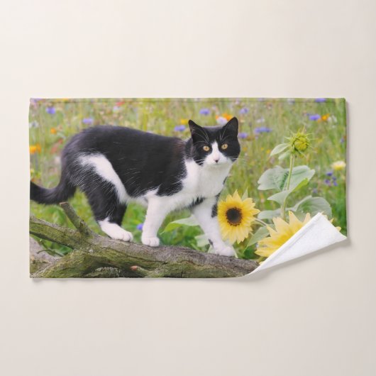 Cute tuxedo cat op een boomtak met zonnebloemen - bad handdoek (Handdoek)