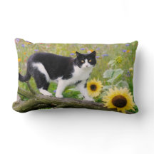 Cute tuxedo cat op een boomtak met zonnebloemen