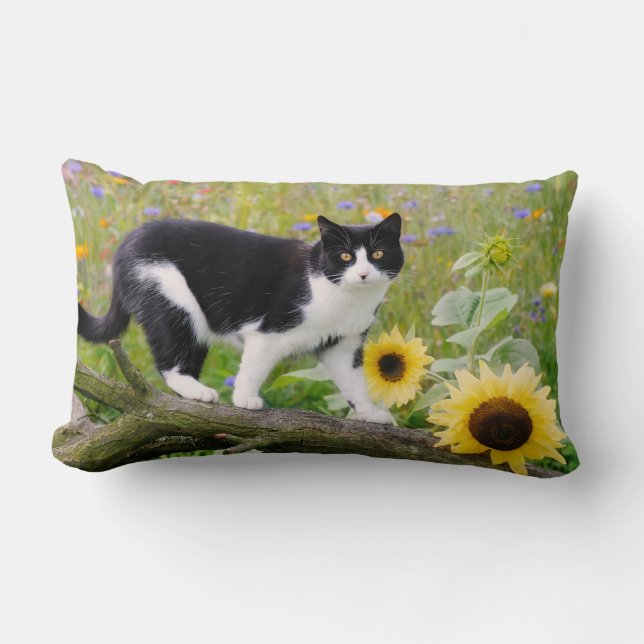 Cute tuxedo cat op een boomtak met zonnebloemen kussen (Voorkant)