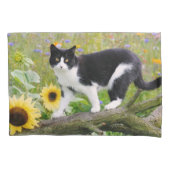 Cute tuxedo cat op een boomtak met zonnebloemen - kussensloop (Voorkant)