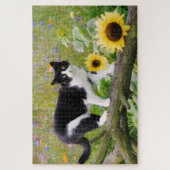 Cute tuxedo cat op een boomtak met zonnebloemen - legpuzzel (Verticaal)