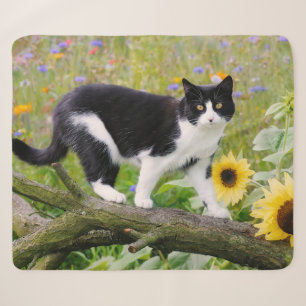 Cute tuxedo cat op een boomtak met zonnebloemen - sherpa deken