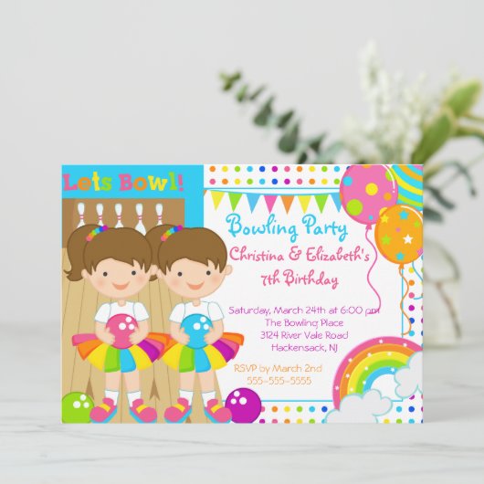 Cute Twin Girls Bowling Birthday Party Invitation Kaart (Staand voorkant)