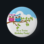 Cute Twins Eigenaar van Branch Girl Boy Birthday B Ronde Button 5,7 Cm<br><div class="desc">Deze schattige verjaardagsknop met een schattige tweeling is een meisje jongen op een tak boom.. is de perfecte manier voor een verjaardagsfeest of speciale gebeurtenis in stijl. Pas met uw eigen speciale tekst aan, en gebruik het voor de partij of de gebeurtenis van uw keus. Overeenkomende items zoals postzegels, uitnodiging,...</div>