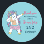 Cute Unicorn Dabbing Kids Birthday Party Favor Ronde Sticker<br><div class="desc">Kute party gunsten voor kinderen,  jongens of meisjes die van eenhoorn houden. Ideaal voor kinderen op verjaardagsfeestje,  feestvieren en dankjewel op het label. U kunt de tekst voor baby shower of andere gelegenheid en partij ook aanpassen.</div>