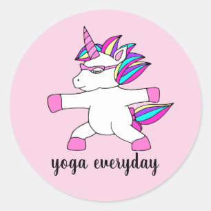 Cute unicorn die yoga-sticker oefent ronde sticker