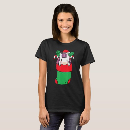 Cute Unicorn in de kerstsok met snoepriet T-shirt (Voorkant volledig)